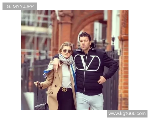 足球明星与妻子甜蜜合影展现幸福生活瞬间